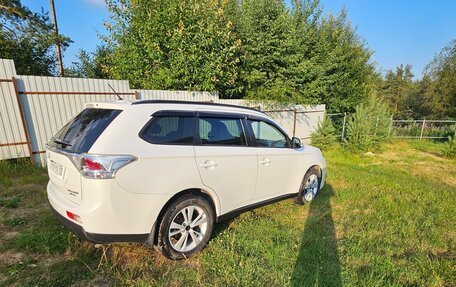 Mitsubishi Outlander III рестайлинг 3, 2014 год, 1 400 000 рублей, 3 фотография