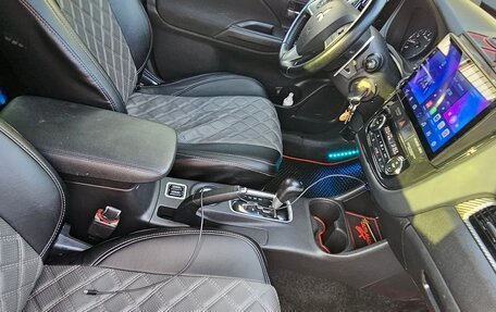 Mitsubishi Outlander III рестайлинг 3, 2014 год, 1 400 000 рублей, 10 фотография