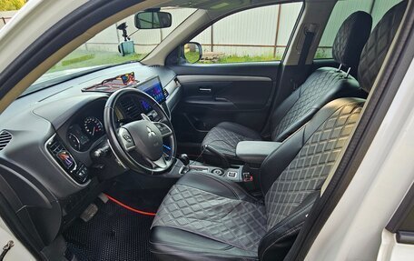 Mitsubishi Outlander III рестайлинг 3, 2014 год, 1 400 000 рублей, 13 фотография