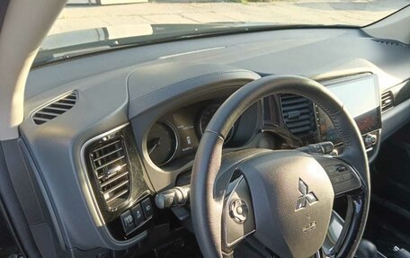 Mitsubishi Outlander III рестайлинг 3, 2021 год, 2 400 000 рублей, 7 фотография