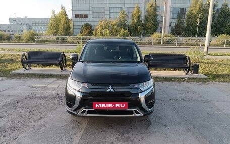 Mitsubishi Outlander III рестайлинг 3, 2021 год, 2 400 000 рублей, 3 фотография