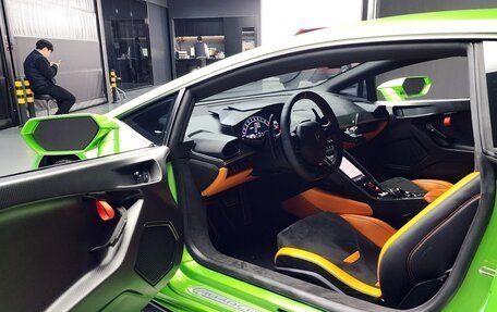 Lamborghini Huracán, 2023 год, 29 000 000 рублей, 8 фотография