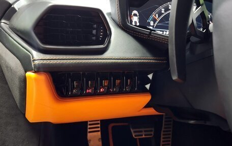 Lamborghini Huracán, 2023 год, 29 000 000 рублей, 14 фотография