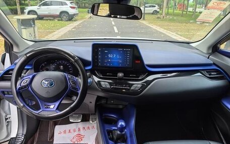 Toyota C-HR I рестайлинг, 2022 год, 1 918 000 рублей, 9 фотография