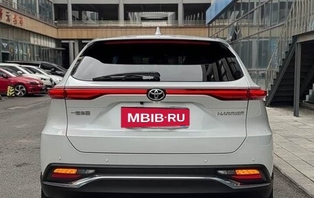 Toyota Harrier, 2022 год, 3 330 000 рублей, 6 фотография