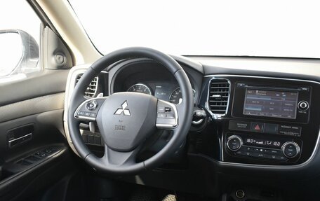 Mitsubishi Outlander III рестайлинг 3, 2014 год, 1 099 999 рублей, 8 фотография