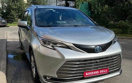 Toyota Sienna, 2022 год, 3 950 000 рублей, 1 фотография