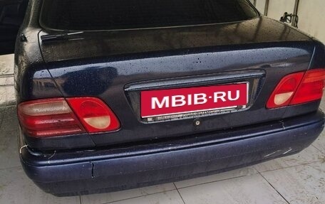 Mercedes-Benz E-Класс, 1996 год, 300 000 рублей, 1 фотография