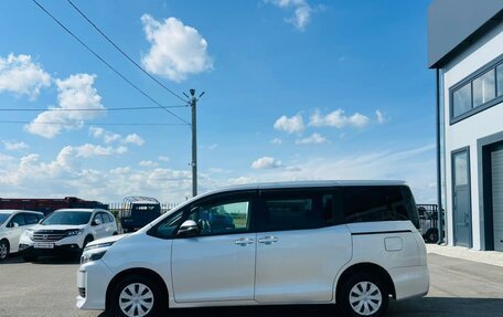 Toyota Voxy III, 2017 год, 1 999 000 рублей, 3 фотография