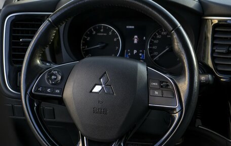 Mitsubishi Outlander III рестайлинг 3, 2017 год, 1 685 000 рублей, 13 фотография