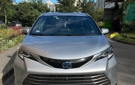 Toyota Sienna, 2022 год, 3 950 000 рублей, 2 фотография
