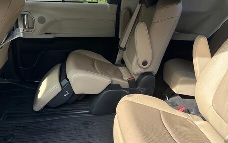 Toyota Sienna, 2022 год, 3 950 000 рублей, 17 фотография
