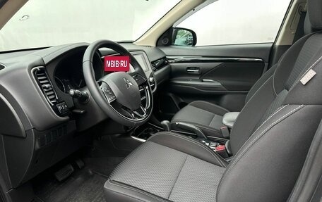 Mitsubishi Outlander III рестайлинг 3, 2021 год, 2 200 000 рублей, 9 фотография