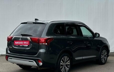 Mitsubishi Outlander III рестайлинг 3, 2021 год, 2 200 000 рублей, 5 фотография