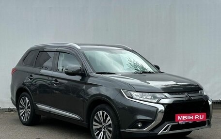 Mitsubishi Outlander III рестайлинг 3, 2021 год, 2 200 000 рублей, 3 фотография