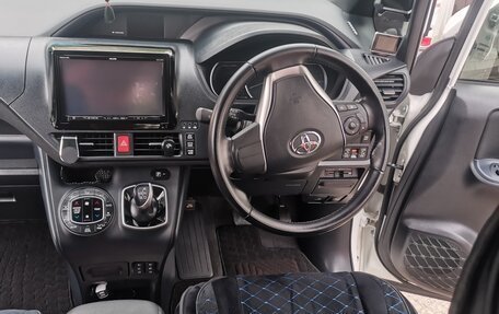 Toyota Noah III, 2015 год, 1 900 000 рублей, 11 фотография