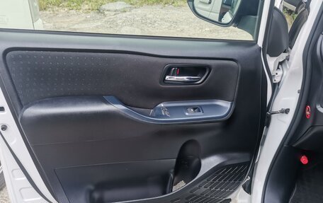 Toyota Noah III, 2015 год, 1 900 000 рублей, 13 фотография