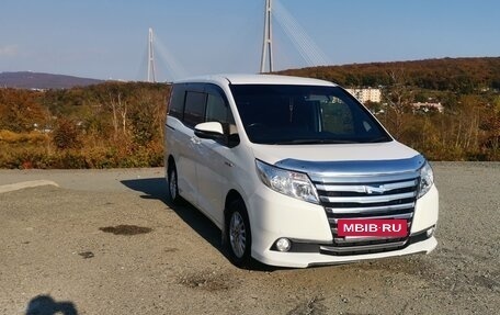 Toyota Noah III, 2015 год, 1 900 000 рублей, 4 фотография