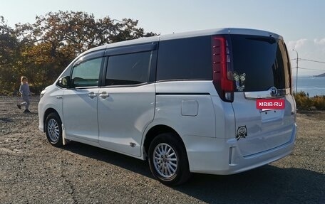 Toyota Noah III, 2015 год, 1 900 000 рублей, 9 фотография