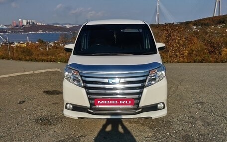 Toyota Noah III, 2015 год, 1 900 000 рублей, 3 фотография