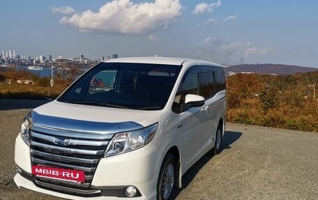 Toyota Noah III, 2015 год, 1 900 000 рублей, 2 фотография