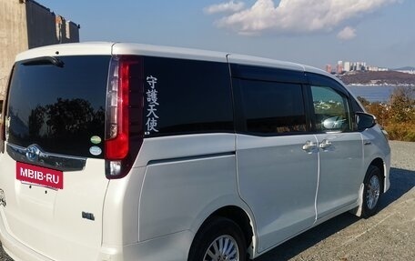 Toyota Noah III, 2015 год, 1 900 000 рублей, 6 фотография