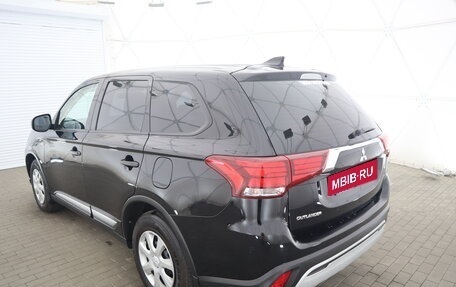Mitsubishi Outlander III рестайлинг 3, 2020 год, 1 850 000 рублей, 5 фотография