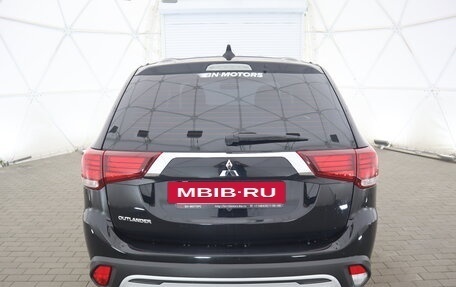 Mitsubishi Outlander III рестайлинг 3, 2020 год, 1 850 000 рублей, 4 фотография