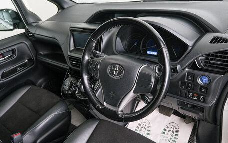 Toyota Noah III, 2018 год, 2 689 000 рублей, 9 фотография