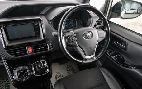 Toyota Noah III, 2018 год, 2 689 000 рублей, 10 фотография