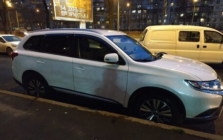 Mitsubishi Outlander III рестайлинг 3, 2018 год, 1 750 000 рублей, 2 фотография