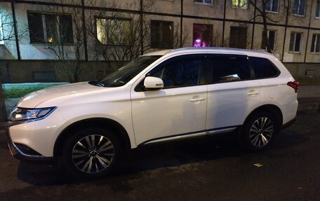 Mitsubishi Outlander III рестайлинг 3, 2018 год, 1 750 000 рублей, 3 фотография