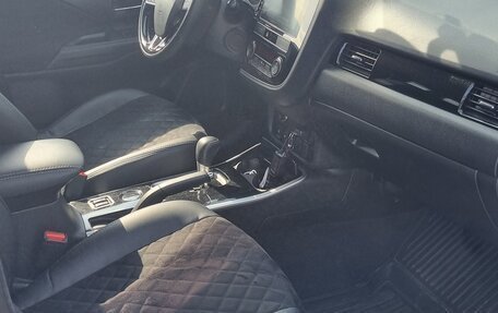 Mitsubishi Outlander III рестайлинг 3, 2018 год, 1 750 000 рублей, 6 фотография