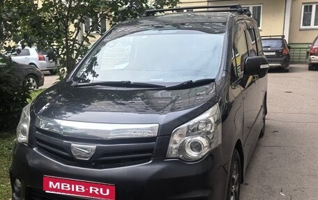 Toyota Noah III, 2010 год, 1 550 000 рублей, 5 фотография