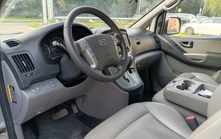 Hyundai Grand Starex Grand Starex I рестайлинг 2, 2017 год, 2 350 000 рублей, 2 фотография