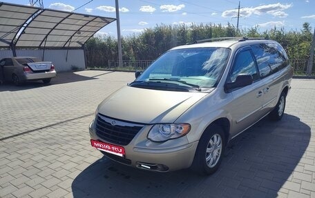 Chrysler Town & Country IV, 2005 год, 990 000 рублей, 2 фотография