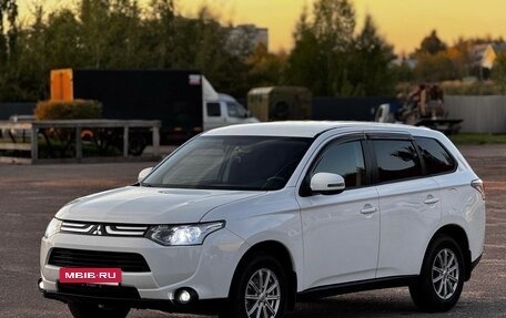Mitsubishi Outlander III рестайлинг 3, 2013 год, 1 600 000 рублей, 2 фотография