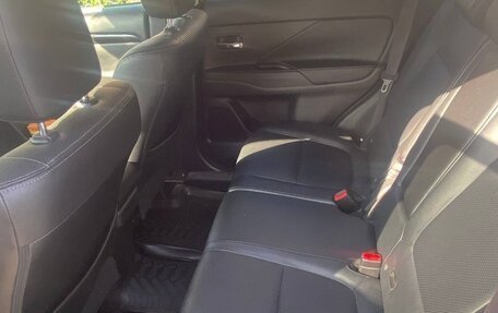 Mitsubishi Outlander III рестайлинг 3, 2017 год, 2 150 000 рублей, 15 фотография
