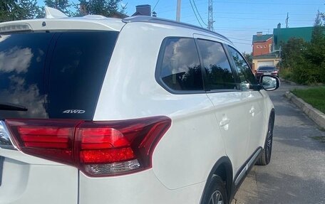 Mitsubishi Outlander III рестайлинг 3, 2017 год, 2 150 000 рублей, 10 фотография