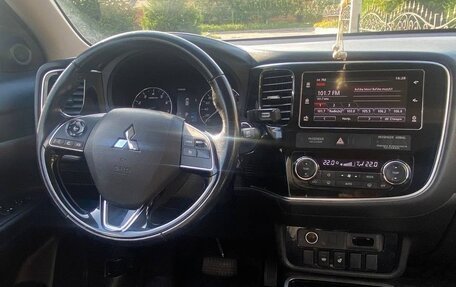 Mitsubishi Outlander III рестайлинг 3, 2017 год, 2 150 000 рублей, 16 фотография