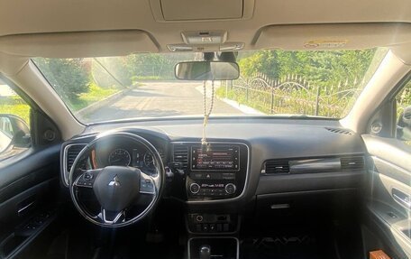 Mitsubishi Outlander III рестайлинг 3, 2017 год, 2 150 000 рублей, 17 фотография