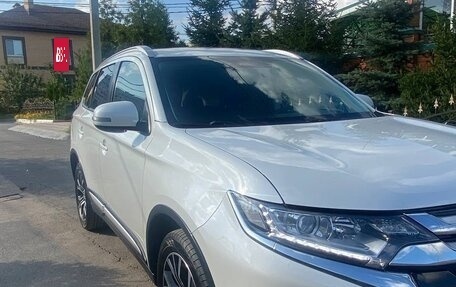Mitsubishi Outlander III рестайлинг 3, 2017 год, 2 150 000 рублей, 12 фотография
