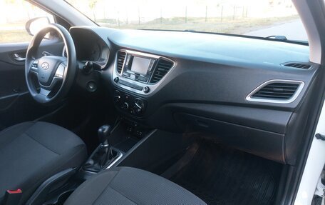 Hyundai Solaris II рестайлинг, 2017 год, 1 150 000 рублей, 33 фотография