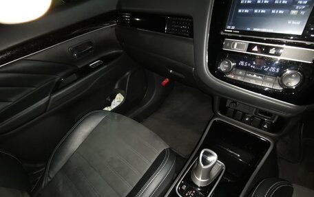 Mitsubishi Outlander III рестайлинг 3, 2019 год, 3 100 000 рублей, 2 фотография