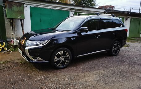 Mitsubishi Outlander III рестайлинг 3, 2019 год, 3 100 000 рублей, 9 фотография