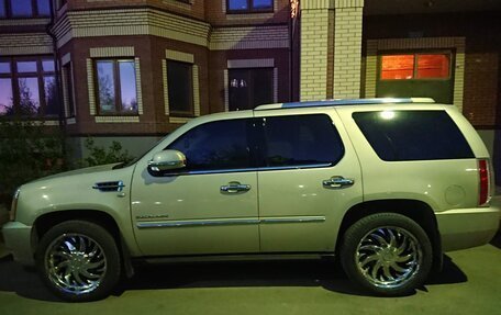 Cadillac Escalade III, 2011 год, 1 800 000 рублей, 1 фотография
