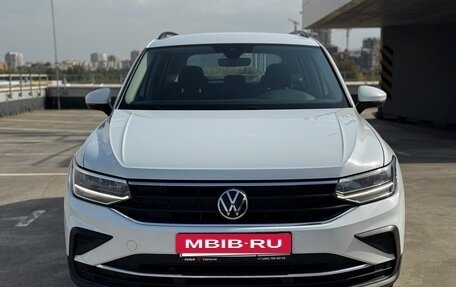 Volkswagen Tiguan II, 2021 год, 2 700 000 рублей, 2 фотография
