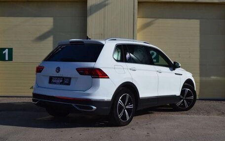 Volkswagen Tiguan II, 2021 год, 2 995 000 рублей, 2 фотография