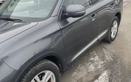 Mitsubishi Outlander III рестайлинг 3, 2017 год, 1 700 000 рублей, 2 фотография