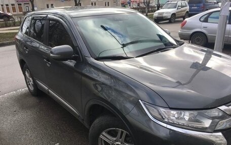 Mitsubishi Outlander III рестайлинг 3, 2017 год, 1 700 000 рублей, 7 фотография